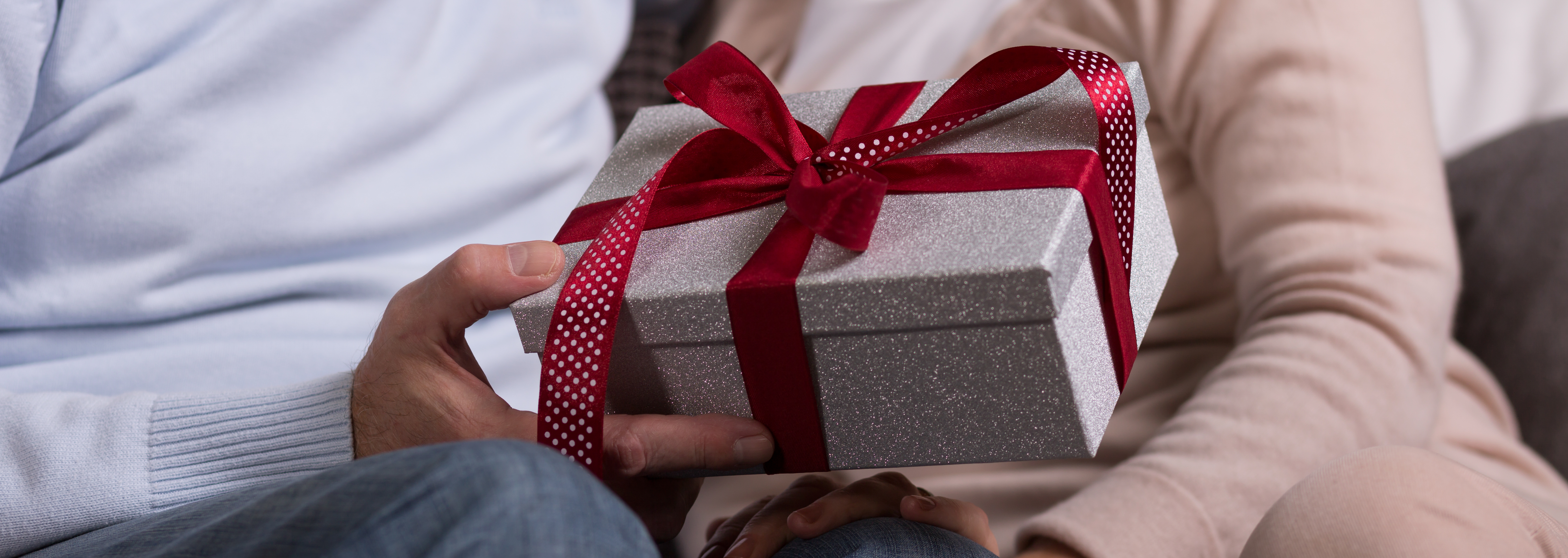 Gift etiquette for a girlfriend/boyfriend