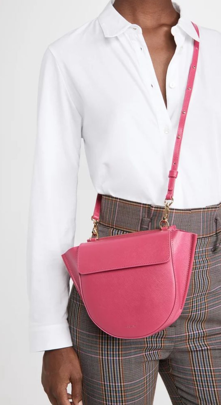 How to wear contrasting colors for a professional image